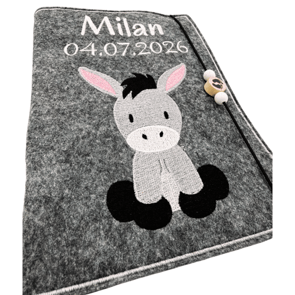 Personalisierte U-Heft-Hülle aus dunkelgrauem Filz mit Esel, Name Milan und Geburtsdatum
