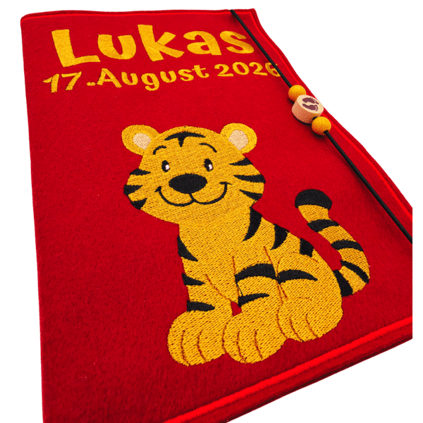 Rote personalisierte U-Heft-Hülle aus Filz mit Tiger, Name Lukas und Geburtsdatum